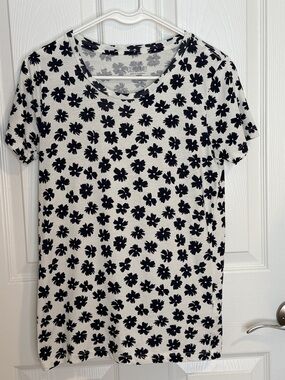 J. CREW COLLECTOR  cream Tee with blue Floral Pattern - Short Sleeve 100% cotton